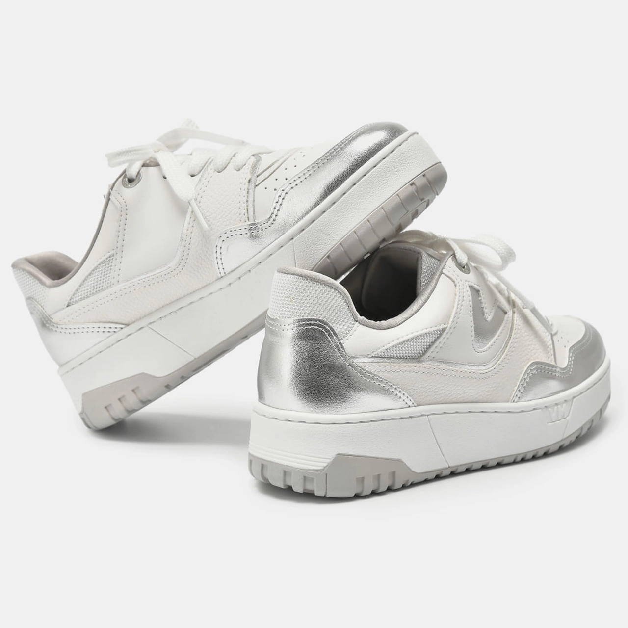 Tênis Casual Branco e Prata